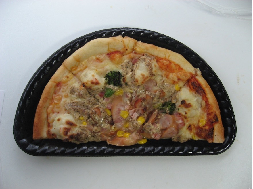 鍋の中のピザ
自動的に生成された説明