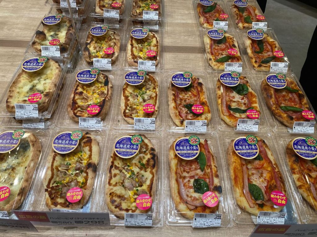 ヤオコー深谷上野台店のインストアベーカリー売り場のピザ